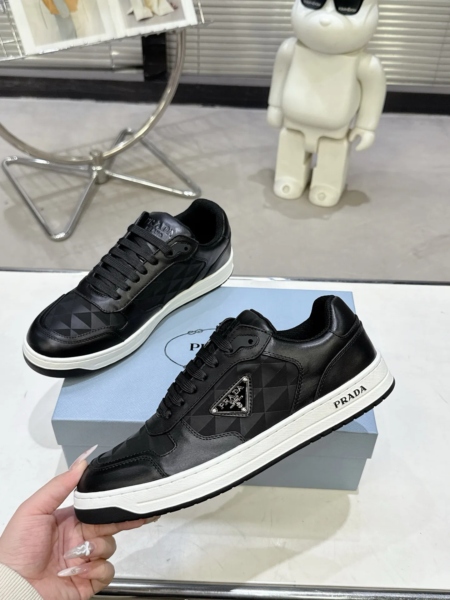 👟👟Ex-factory price 580👟👟 Couple style Prada Latest Downtown Bold series Triangle logo Casual sneakers White shoes Original purchase, development and production Downtown Bold sneakers are inspired by the basketball shoes of the 1980s, with a sporty design and exquisite details. Crafted from perforated leather, the statement platform sole provides a unique, modern style. The Prada logo is interpreted from different angles, decorated with the iconic enameled triangular metal logo, highlighting the unique classic style. Exquisite packaging at the delivery counter🛍📦 ▪️Fabric: Original custom imported first-layer cowhide ▪️Lining: Original imported soft sheepskin ▪️Outsole: Original open-molded rubber bottom material ▪️Size: Women's 35-40 Men's 39-45